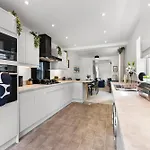 Sleek And Stylish Abode - Parking Бристоль