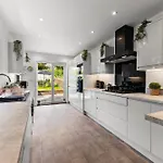 Sleek And Stylish Abode - Parking