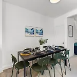 Будинок відпочинку Sleek And Stylish Abode - Parking