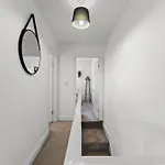 Будинок відпочинку Sleek And Stylish Abode - Parking