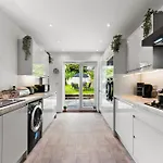 Sleek And Stylish Abode - Parking Будинок відпочинку *