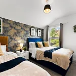Будинок відпочинку Sleek And Stylish Abode - Parking