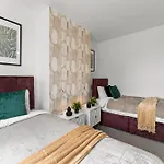 Будинок відпочинку Sleek And Stylish Abode - Parking