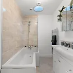 Sleek And Stylish Abode - Parking