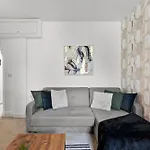 Sleek And Stylish Abode - Parking *