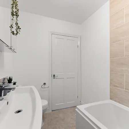 Holiday home Sleek And Stylish Abode - Parking