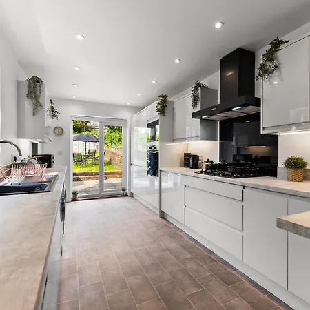 Sleek And Stylish Abode - Parking