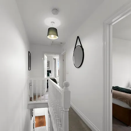 Sleek And Stylish Abode - Parking Bristol