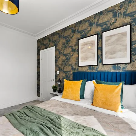 Sleek And Stylish Abode - Parking