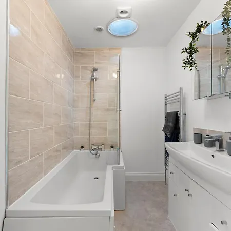 Sleek And Stylish Abode - Parking