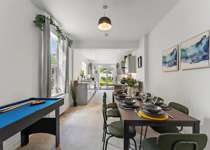 Sleek And Stylish Abode - Parking Bristol