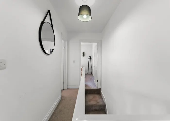 Будинок відпочинку Sleek And Stylish Abode - Parking