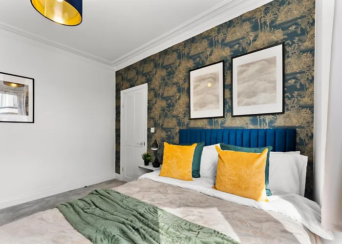 Sleek And Stylish Abode - Parking