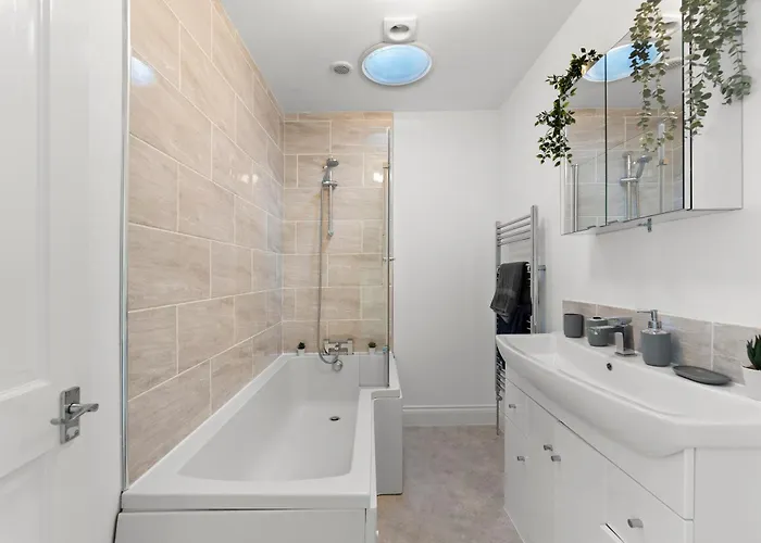 Sleek And Stylish Abode - Parking