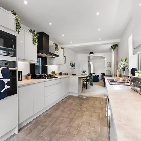 Sleek And Stylish Abode - Parking Bristol