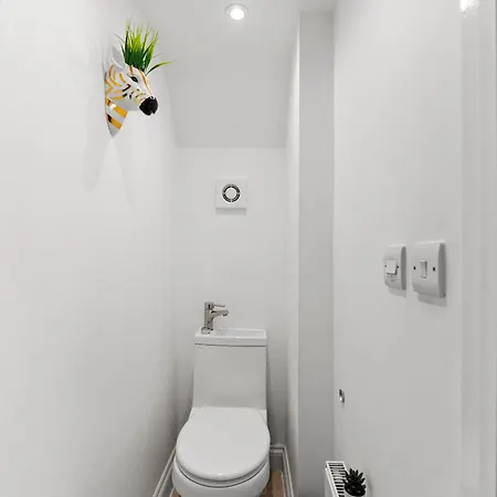 Sleek And Stylish Abode - Parking *