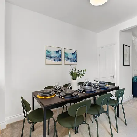 Сasa de vacaciones Sleek And Stylish Abode - Parking