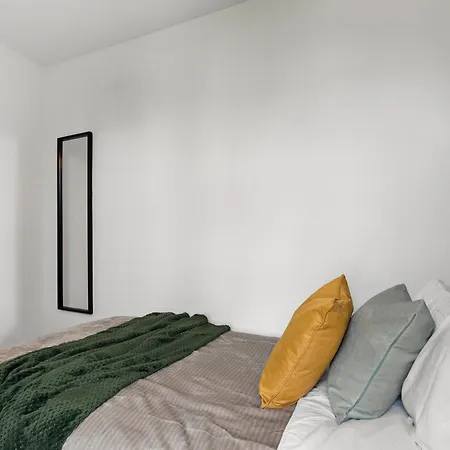 Sleek And Stylish Abode - Parking