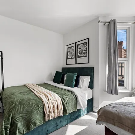 Sleek And Stylish Abode - Parking Bristol