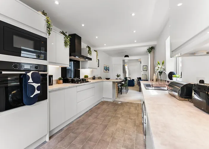 Sleek And Stylish Abode - Parking Bristol