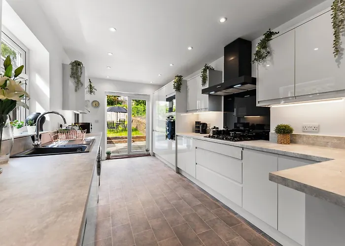 Sleek And Stylish Abode - Parking